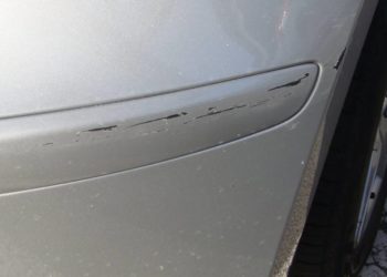 Truffa agli automobilisti con carta vetrata