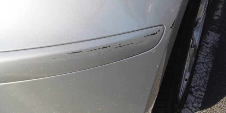 Truffa agli automobilisti con carta vetrata