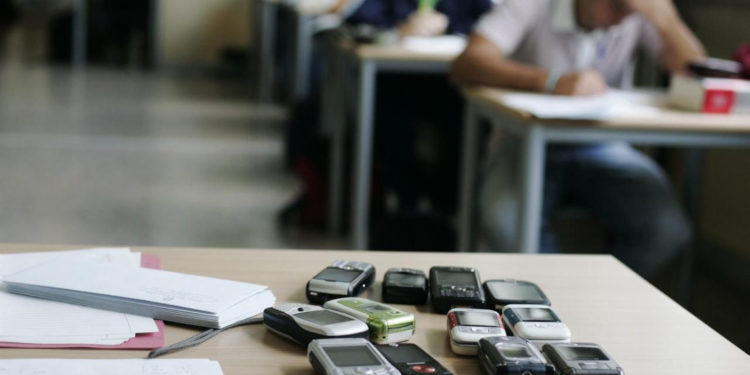 Cellulare nelle scuole? Limitazione alla libertà individuale o al buon funzionamento della didattica?