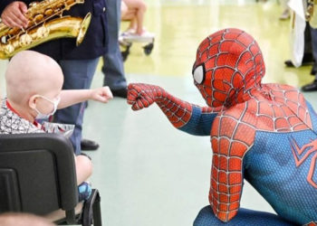 Spiderman a Montecitorio e nei reparti pediatrici