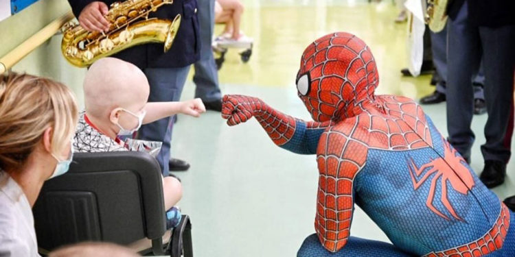 Spiderman a Montecitorio e nei reparti pediatrici