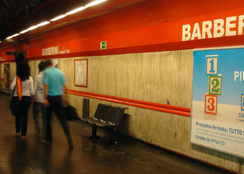 Metropolitana di Roma, donna in ospedale per il cedimento del soffitto