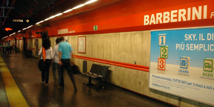 Metropolitana di Roma, donna in ospedale per il cedimento del soffitto