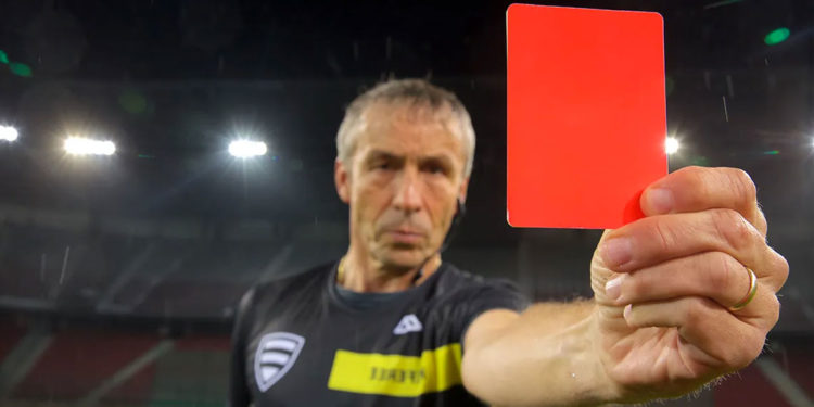Calcio: da dove derivano i cartellini gialli e rossi?