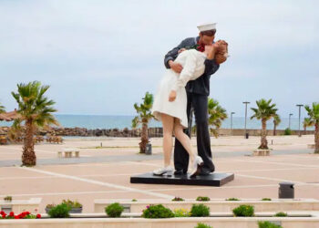 Civitavecchia: addio alla statua del bacio, la città si divide