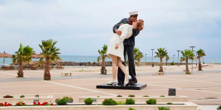 Civitavecchia: addio alla statua del bacio, la città si divide