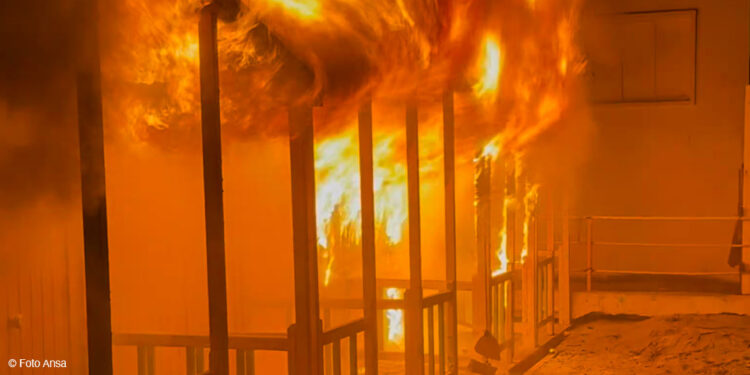 Ancora fuoco sulle spiagge di Ostia, qual’è la verità?