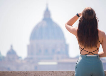 Roma invasa da misteriosi portafogli fucsia