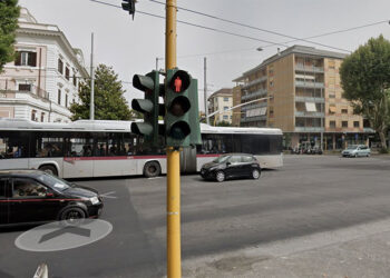 Roma: Ragazza in biancheria intima blocca il traffico sulla Nomentana