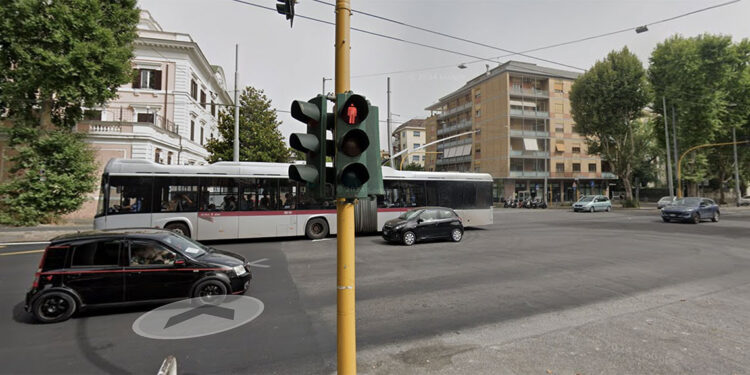 Roma: Ragazza in biancheria intima blocca il traffico sulla Nomentana