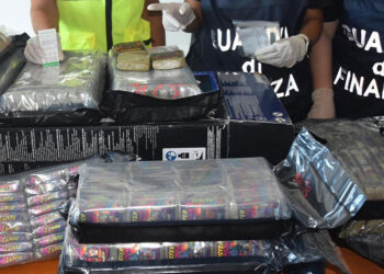 Droga dagli USA nascosta nei kayak: maxi blitz a Fiumicino
